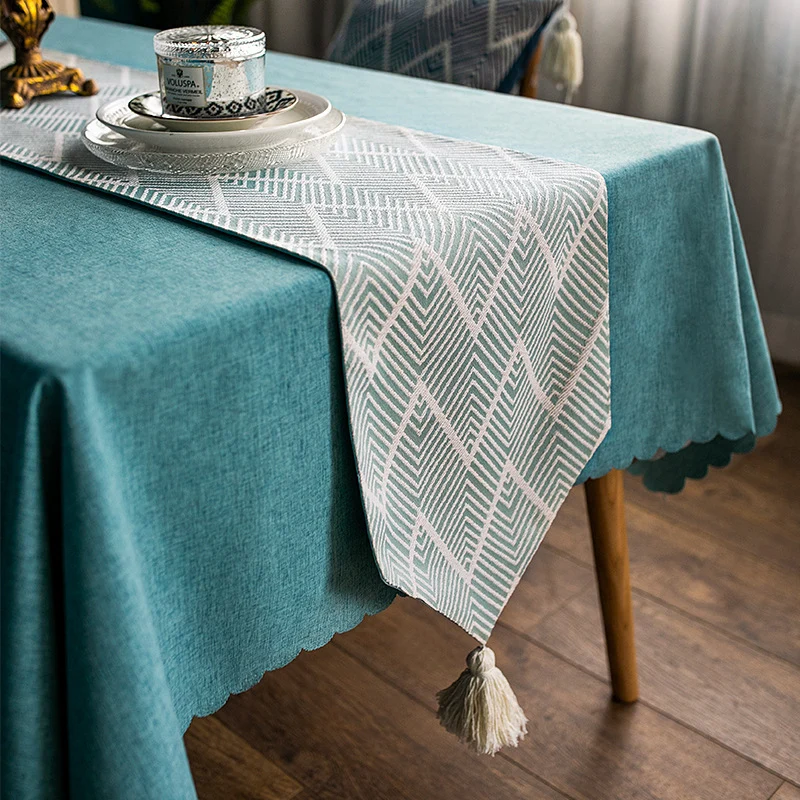Moderner gewebter Tischläufer aus Baumwollmischung mit Chevron‑Jacquard und Quasten