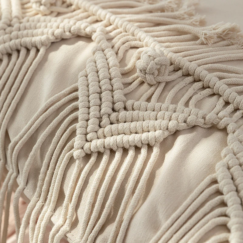 Makramee-Frontkissen mit handgeknüpfter Fransenbordüre
