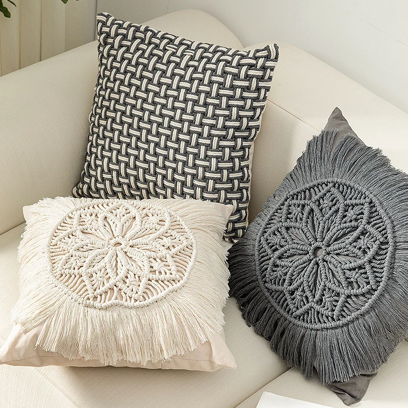 Makramee-Dekokissen mit Quasten und handgeknüpfter Boho-Struktur