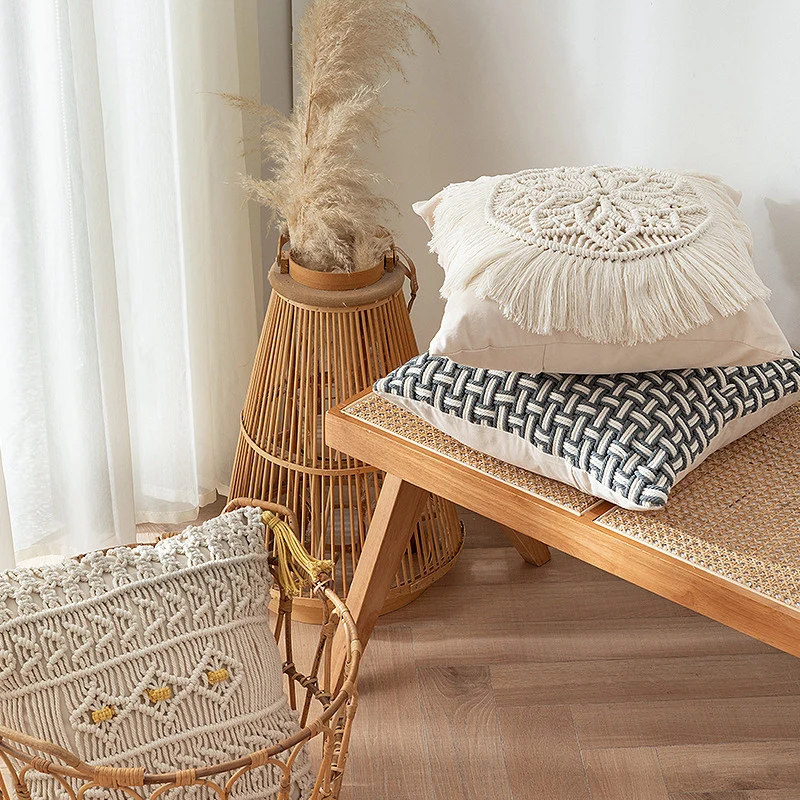 Makramee-Dekokissen mit Quasten und handgeknüpfter Boho-Struktur