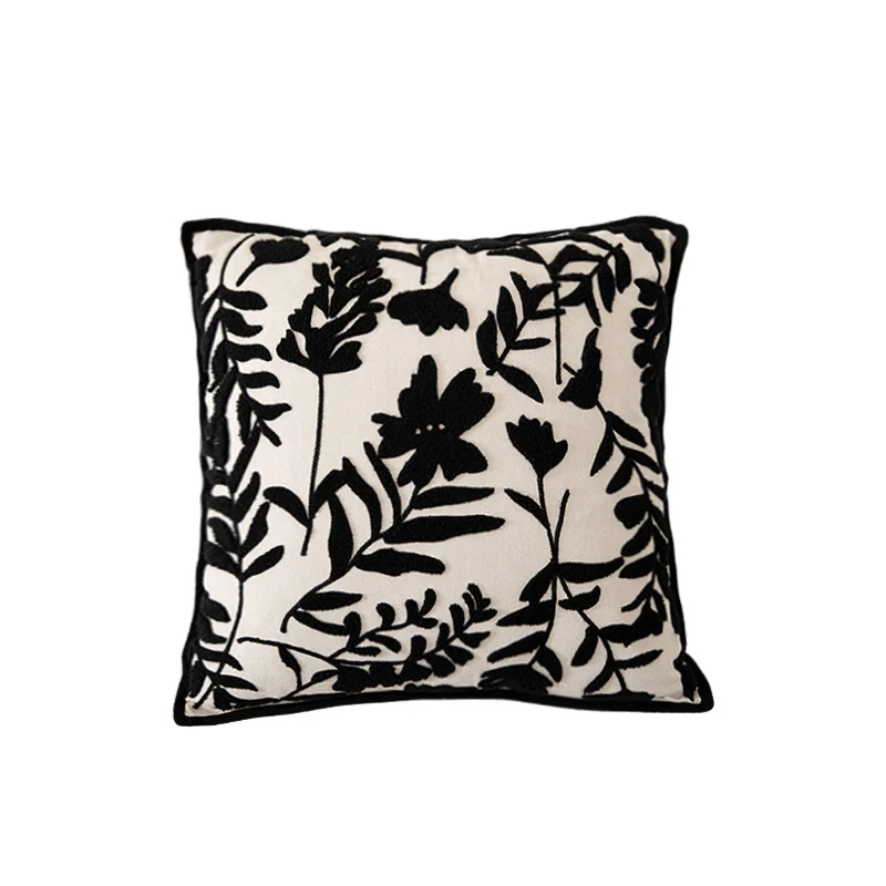 Quadratisches Zierkissen mit floraler Flockstickerei und feiner Paspelkante