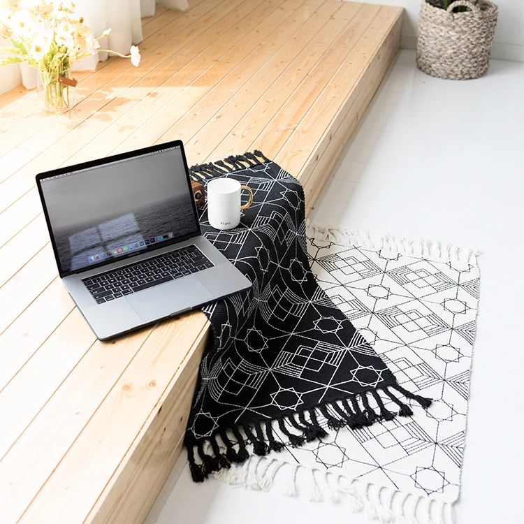 Flachgewebter Baumwoll-Tischläufer im Art-Deco‑Geometrie‑Jacquard mit handfransiger Kante