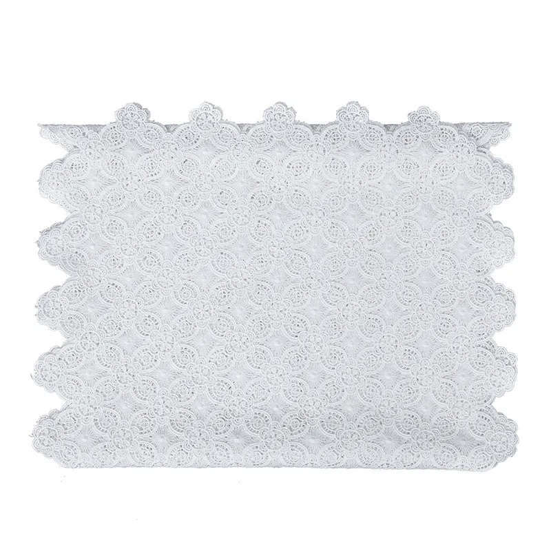 Filigraner Spitzenläufer im Vintage‑Hardanger‑Stil für Esstisch und Sideboard