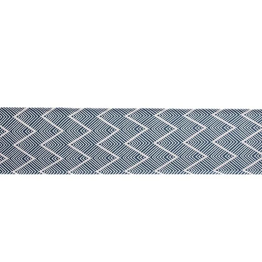 Gewebter Tischläufer mit geometrischem Fischgrät‑Diamantmuster und dekorativen Quasten