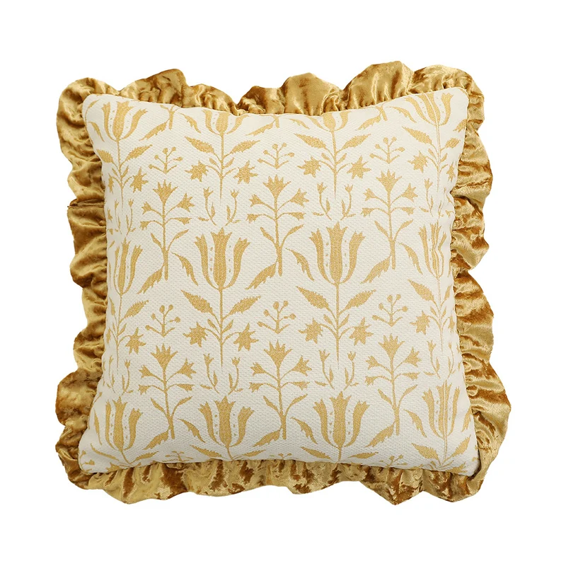 Quadratisches Dekokissen im Barockstil mit Samt-Rüsche und Putto-Jacquard