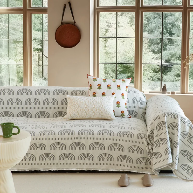 Geometrischer Sofaüberwurf aus Baumwollmischgewebe mit dekorativer Fransenkante