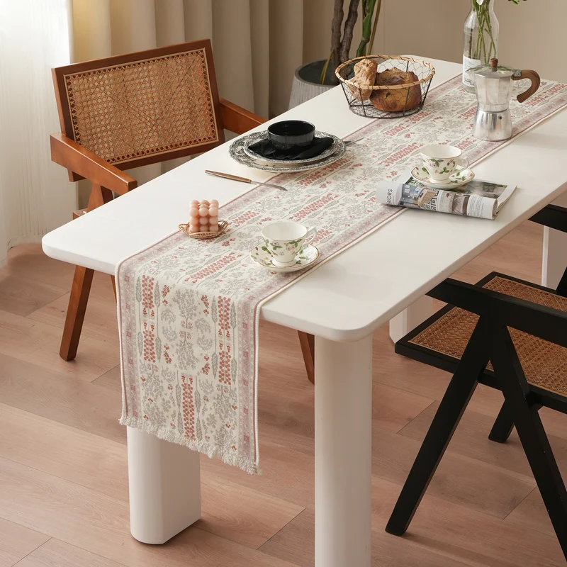 Jacquard-Tischläufer mit floralem Bordürenmuster und Fransen