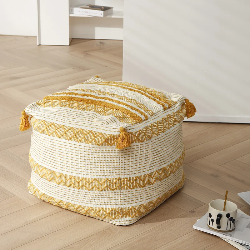 Geflochtener quadratischer Bodensitzpouf mit Quasten und gewebtem Ethno‑Muster