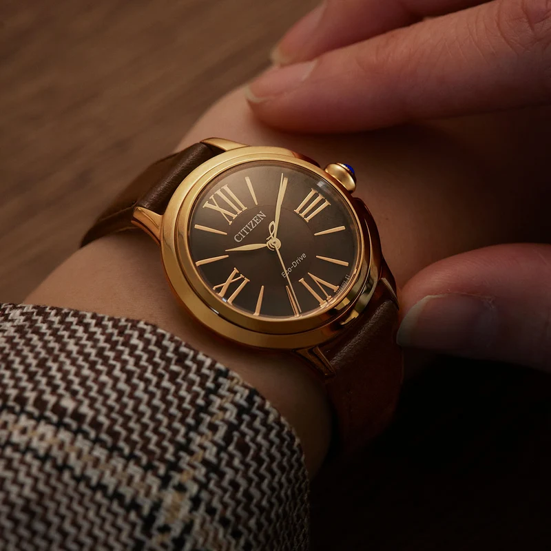 Citizen Ceci EM1163-09X Damenuhr Roségold • Eco-Drive Saphirglas • Apfelarmband Braun