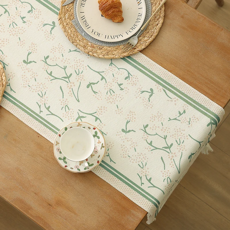 Handgewebter Baumwoll-Tischläufer im Landhausstil mit zarten Blumenmotiven und Quasten
