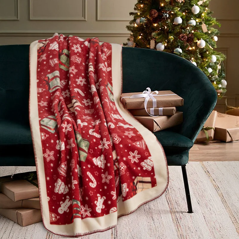 Weihnachtskuscheldecke mit Geschenk- und Lebkuchenmuster
