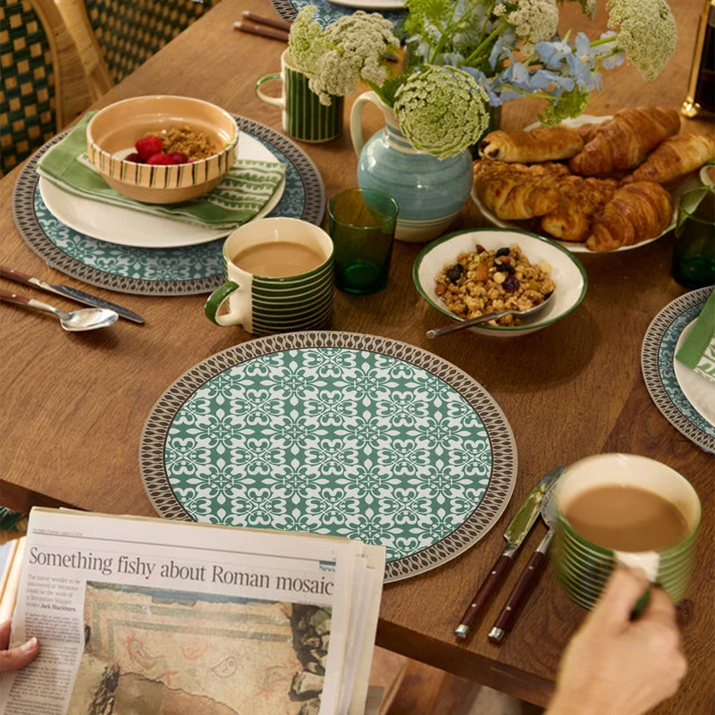 Runder gewebter Wohnteppich mit floraler Ornamentik und Tiermotiv