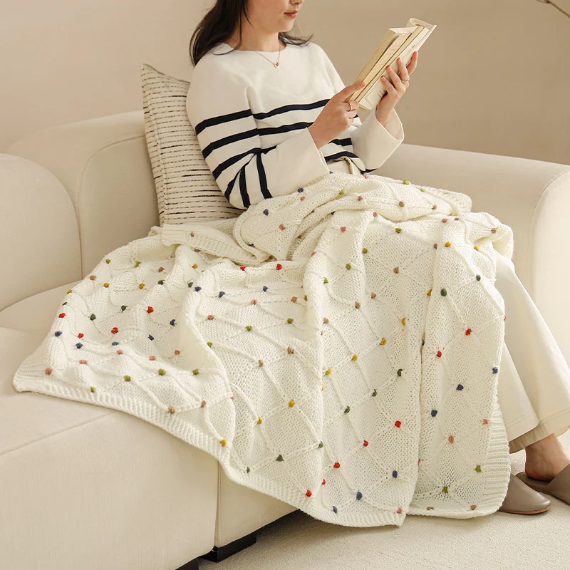 Grobgestrickte Kuscheldecke mit Rautenmuster und bunten Knötchen