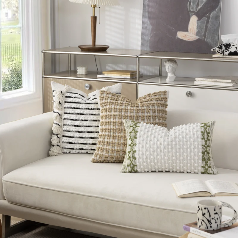 Gewebtes Boho-Dekokissen mit Quasten, Tuft-Relief und handgefertigten Details
