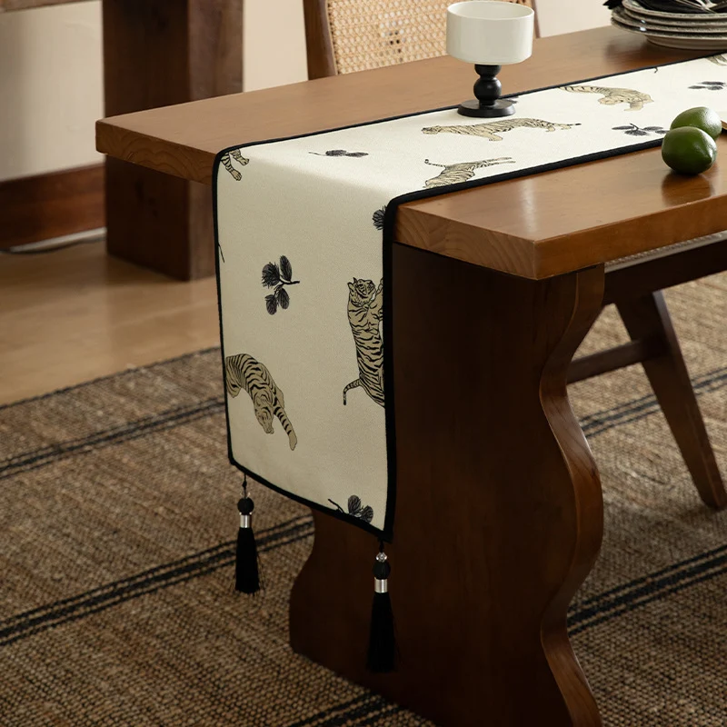 Tischläufer aus gewebtem Baumwoll-Leinen mit Tigerprint und dekorativen Quasten