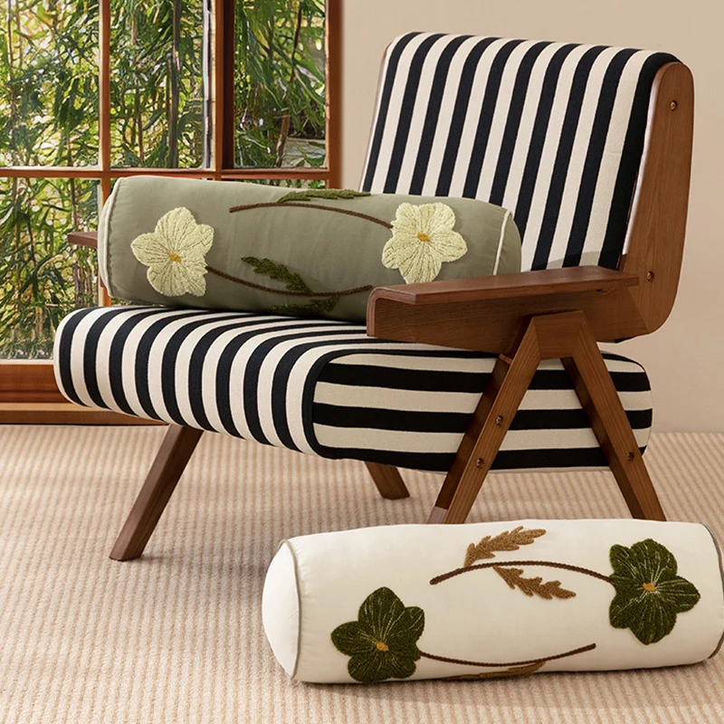 Bolster-Kissen mit handgesticktem Blumenmotiv und dekorativer Paspel