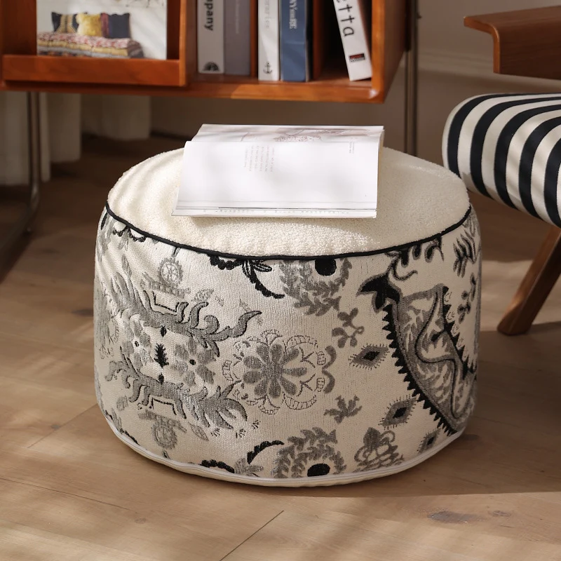 Sitzpouf mit gestepptem Teddy‑Bezug und floraler Jacquard‑Bordüre