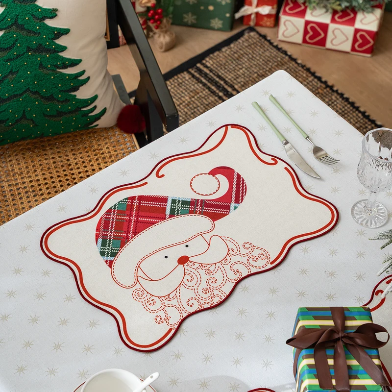 Rechteckiger weihnachtlicher Bodenteppich mit gesticktem Rentier‑Motiv und Karomuster