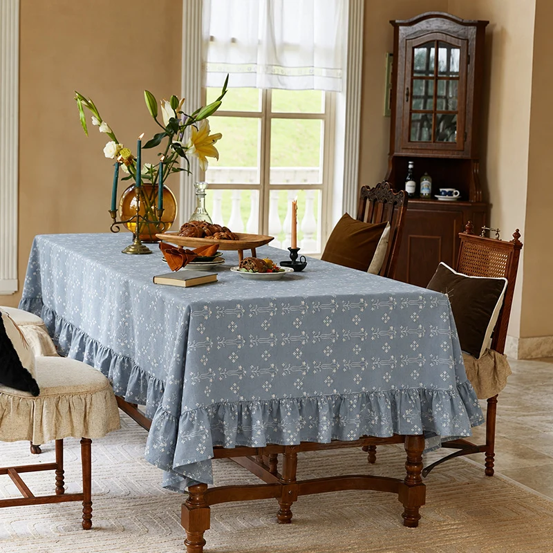 Rechteckige Tischdecke mit Rüschenbordüre und filigranem Blumenjacquard