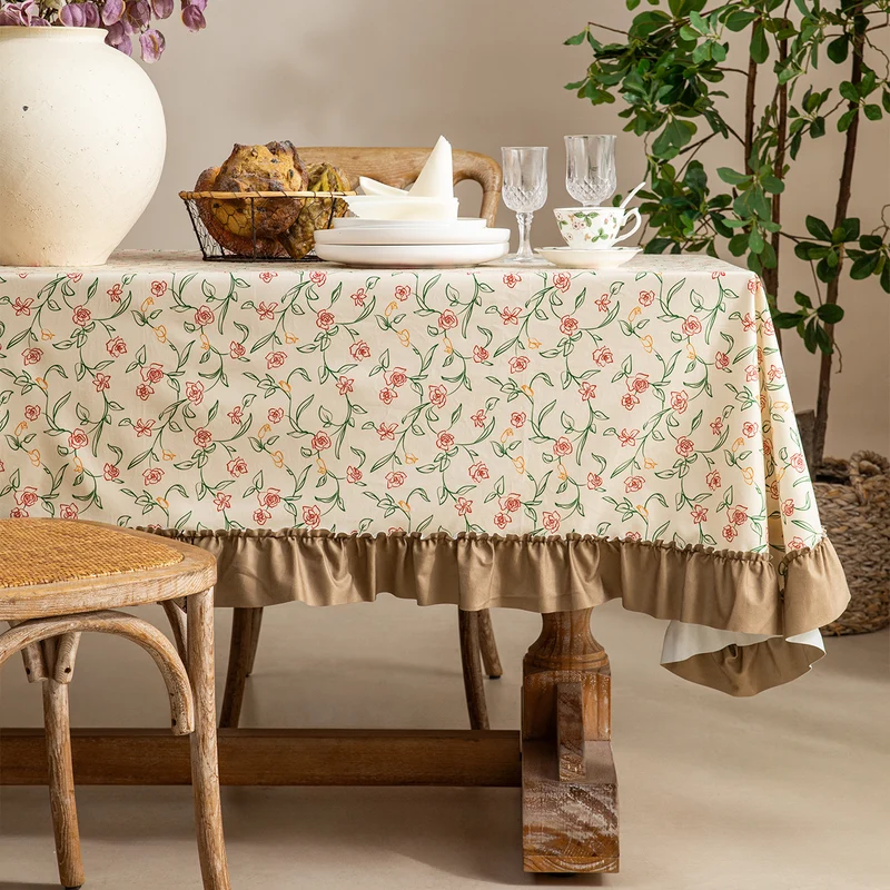 Rechteckige Tischdecke aus Baumwollmischgewebe mit feinem floralem Print und gerafftem Saum