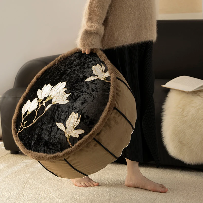 Sitzpouf aus besticktem Samt mit Kunstfellrand