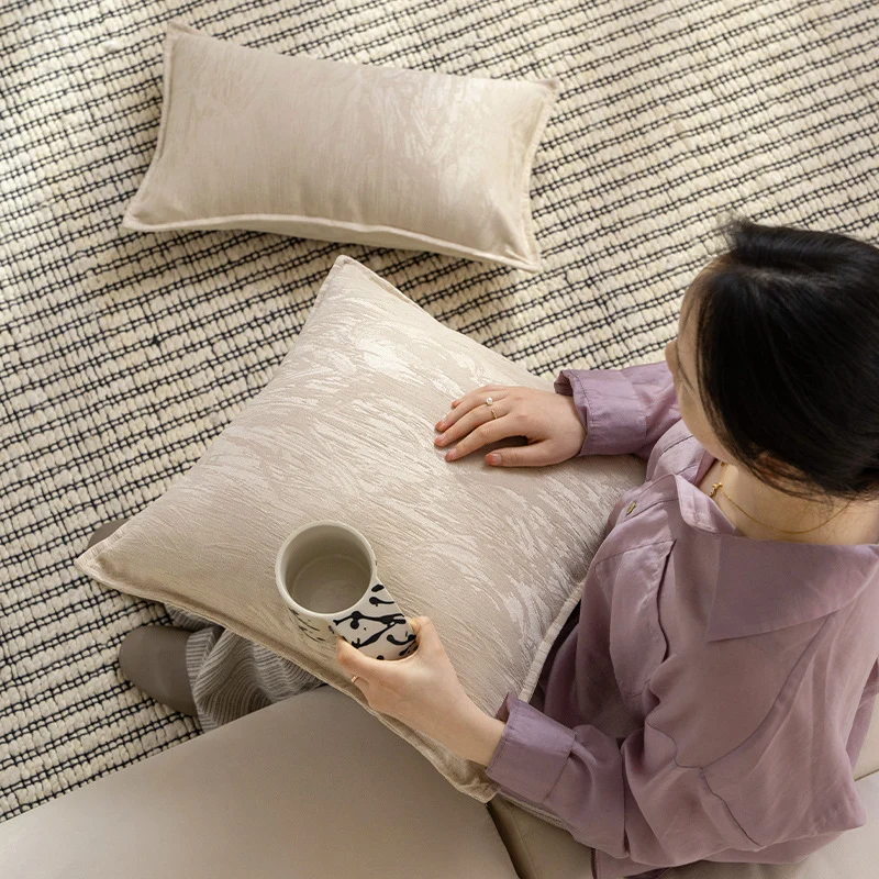 Quadratisches Zierkissen mit strukturierter Jacquard‑Oberfläche und Kedernaht