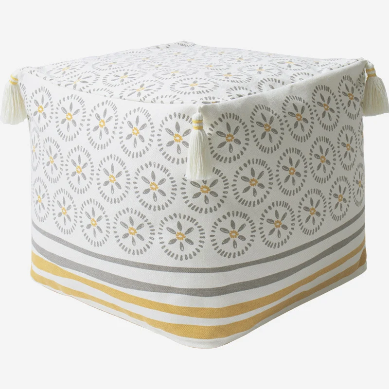 Quadratischer Pouf‑Sitzwürfel aus Baumwollmischgewebe mit Boho‑Stickerei und Quasten