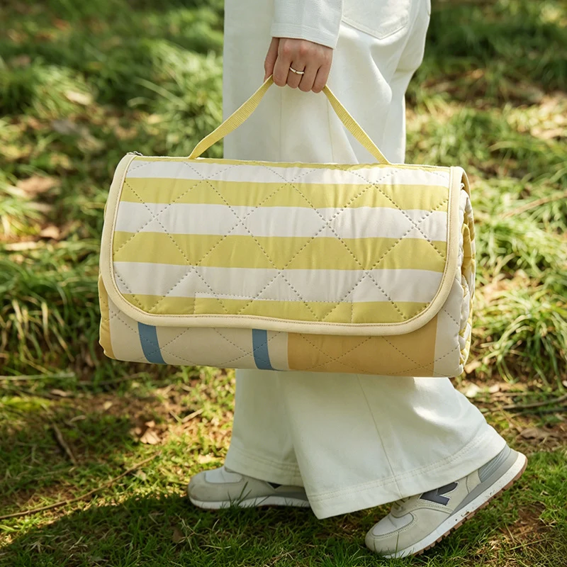 Gepolsterte Outdoor-Picknickdecke mit Steppung, Trageklappe und leichtem wasserabweisenden Bezug