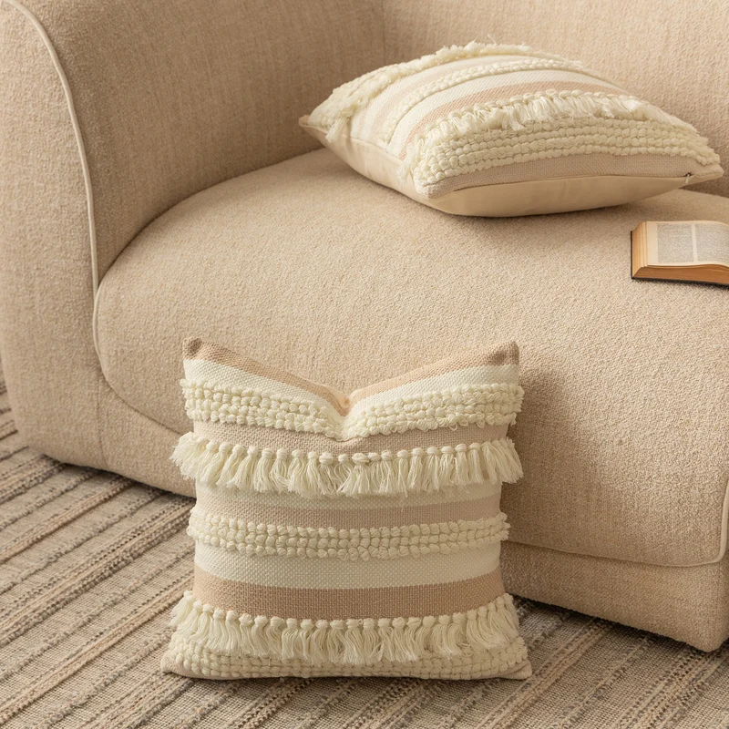 Handgewebtes Boho-Dekokissen mit gestuften Fransenstreifen und Bouclé‑Applikationen