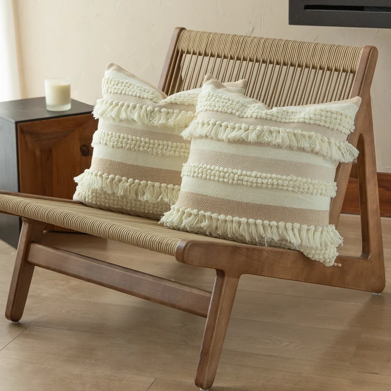 Handgewebtes Boho-Dekokissen mit gestuften Fransenstreifen und Bouclé‑Applikationen
