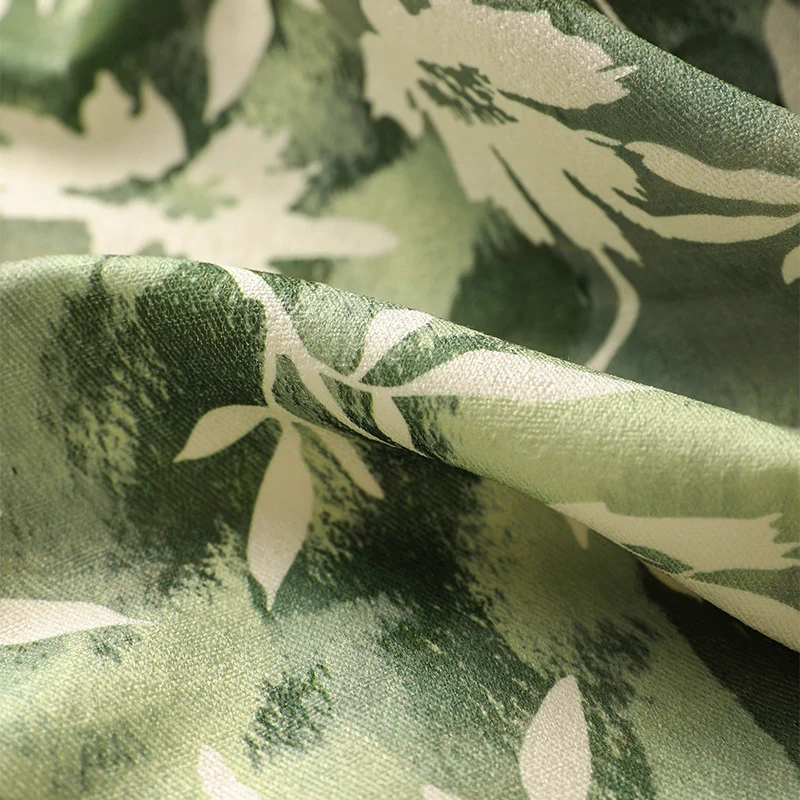Geformter Dekor-Teppich mit gewellter Kante und floraler Aquarell-Optik