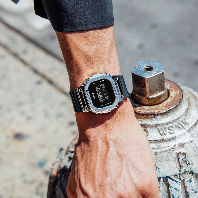Casio GM-5600U-1ER G-Shock Herrenuhr Schwarz • Gehäuse aus Resin/Edelstahl • Invertiertes LCD-Display