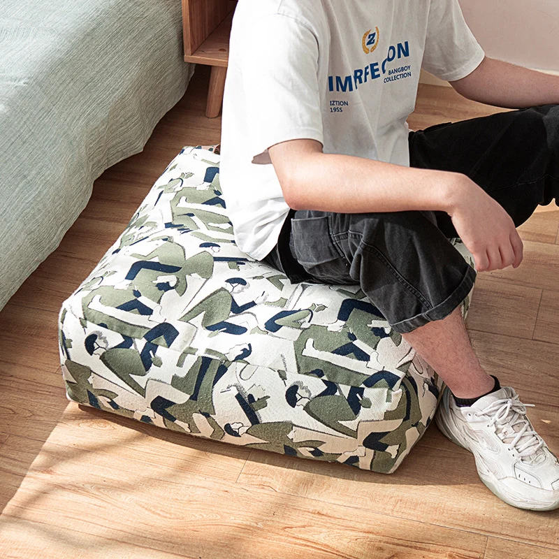 Gestepptes Bodenkissen mit abnehmbarem Bezug und Camouflage-Muster