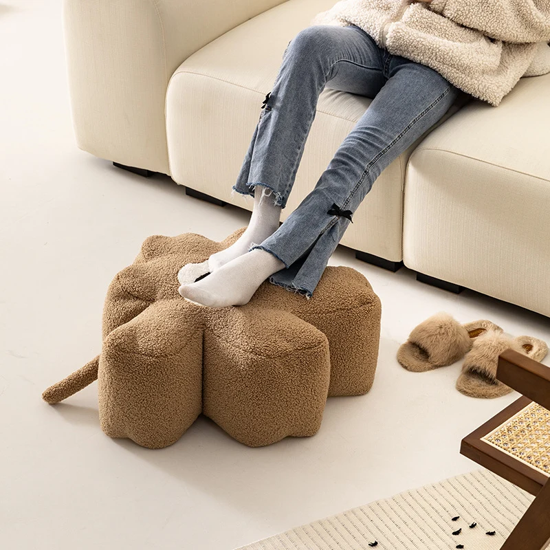 Blumenförmiger Bodensitzpouf mit Bouclé‑Bezug und segmentierter Polsterung