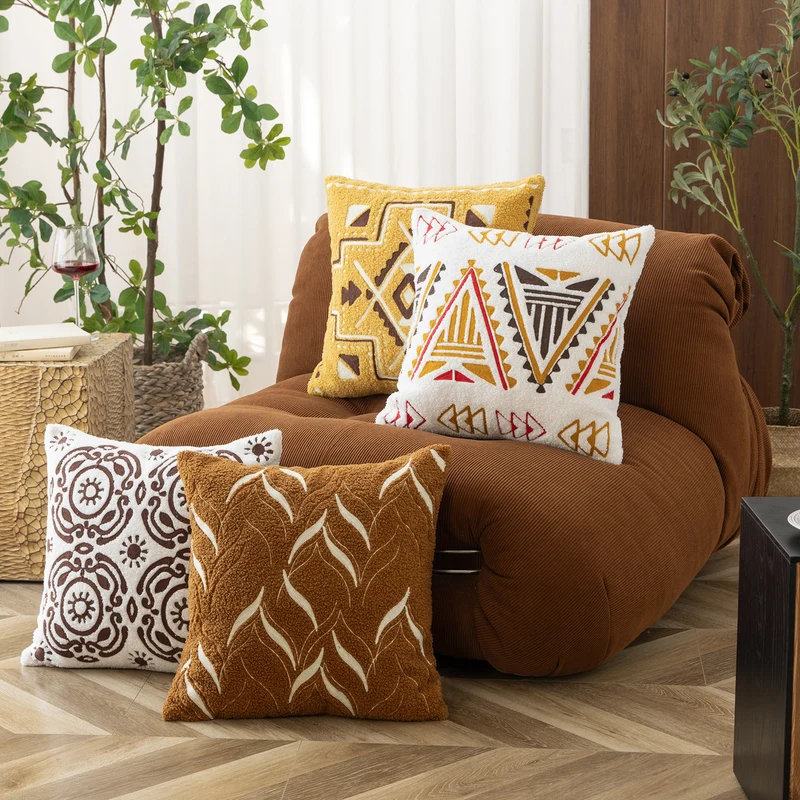 Besticktes Dekokissen im Boho‑Stil mit Bouclé‑Struktur und Füllkissen