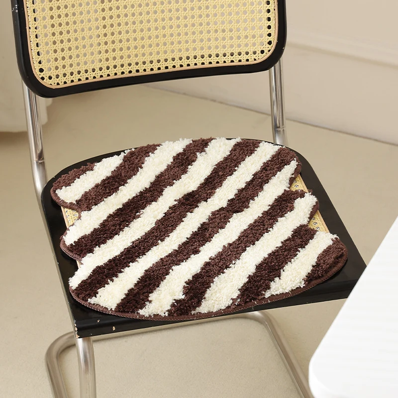 Geformte Hochflor-Badematte mit diagonaler Streifenstruktur