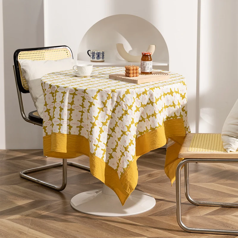Rechteckige bedruckte Tischdecke mit breitem Saum und geometrischem Rapportmuster