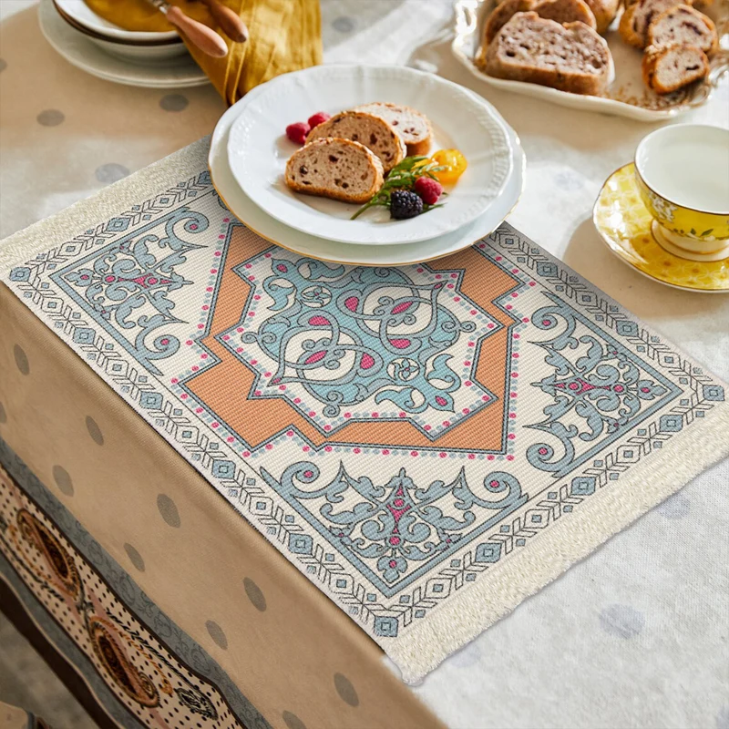 Kleiner gewebter Vintage-Orientteppich mit floraler Medaillon-Optik und Fransen