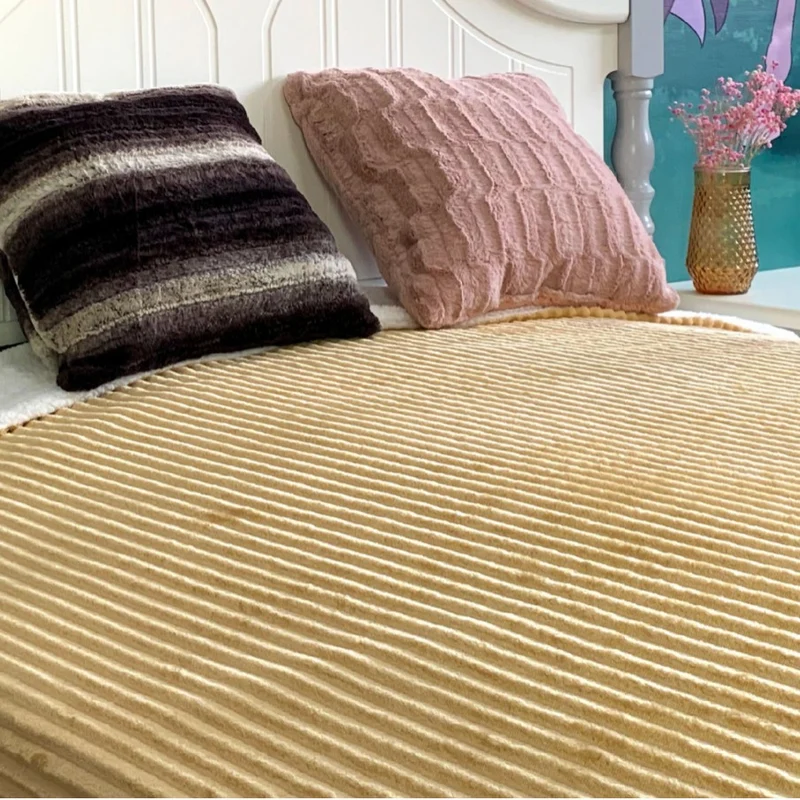 Luxuriöse gerippte Velours-Wurfdecke