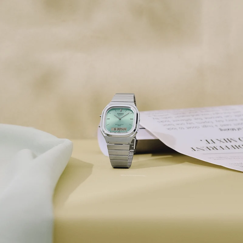 Casio Vintage AQ-240E-2AEF Armbanduhr Hellblau • Analog-Digital • Retro-modern
