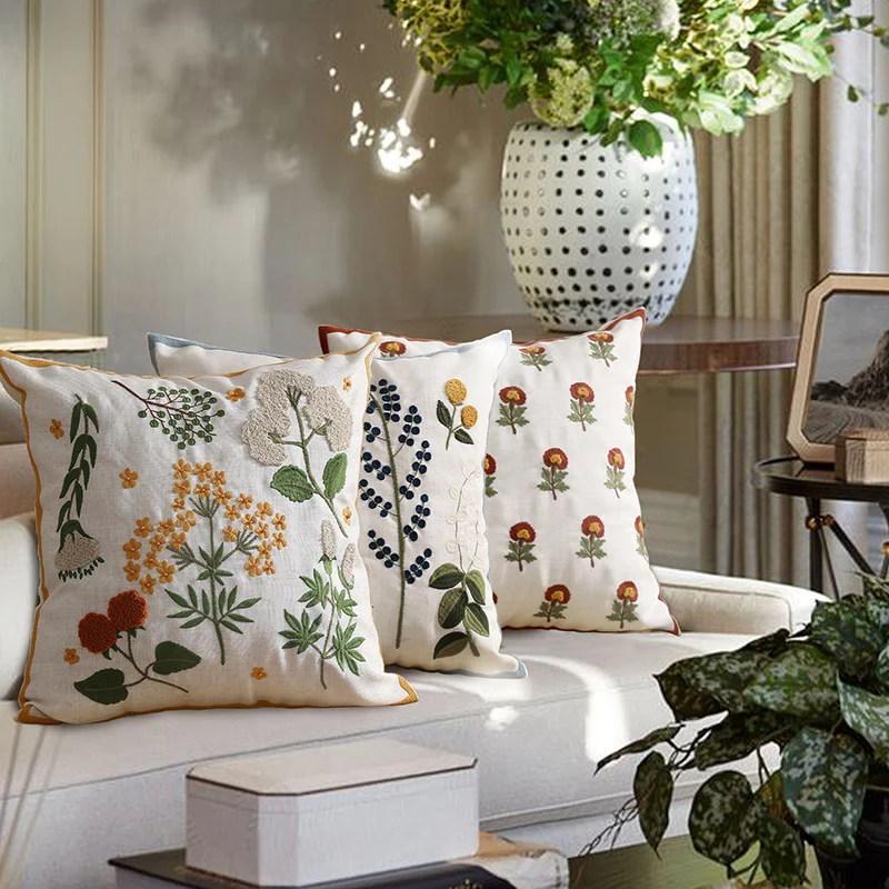 Handgetufteter quadratischer Dekokissenbezug mit floraler Chenille‑Applikation