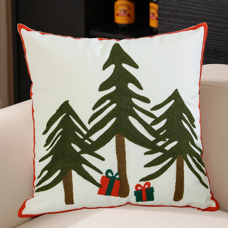 Handgesticktes winterliches Sofa-Zierkissen mit Schlitten- und Tannenmotiv
