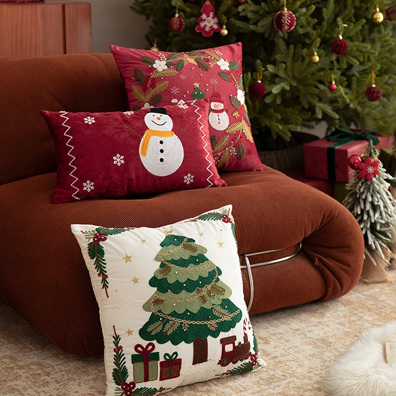 Bestickter weihnachtlicher Dekokissenbezug mit Pailletten und festlichem Kranzmotiv
