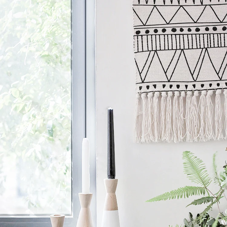 Gewebter Wandbehang aus Baumwollmix mit Holzstab, Fransen und geometrischem Ethno‑Muster