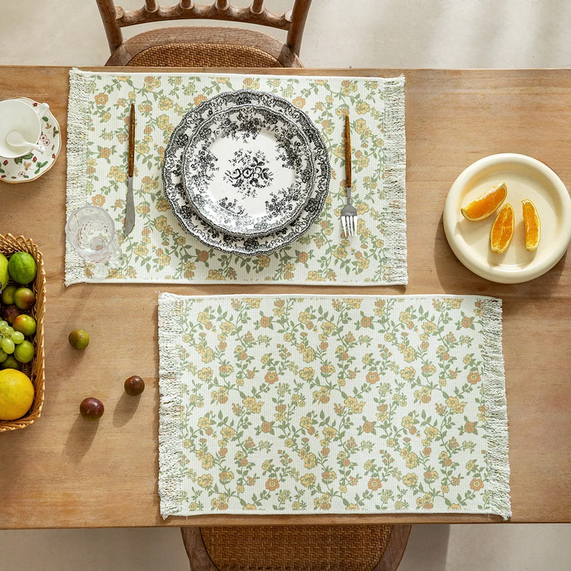 Gewebter Tischläufer im Vintage-Blumenjacquard mit Fransen
