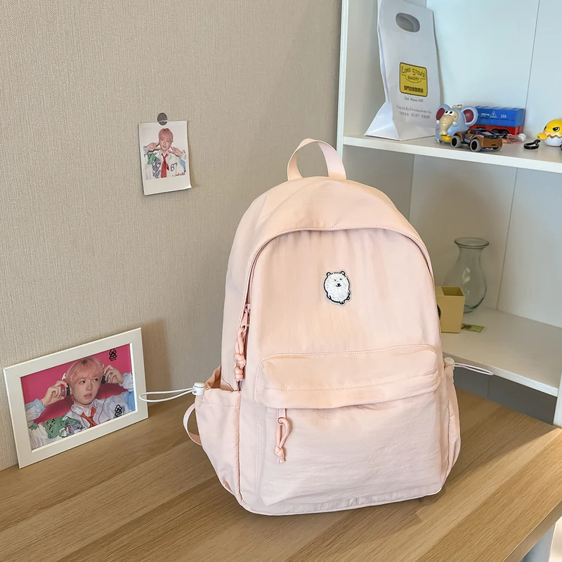 Lässiger leichter Rucksack mit süßem Charakter-Anhänger Karnz