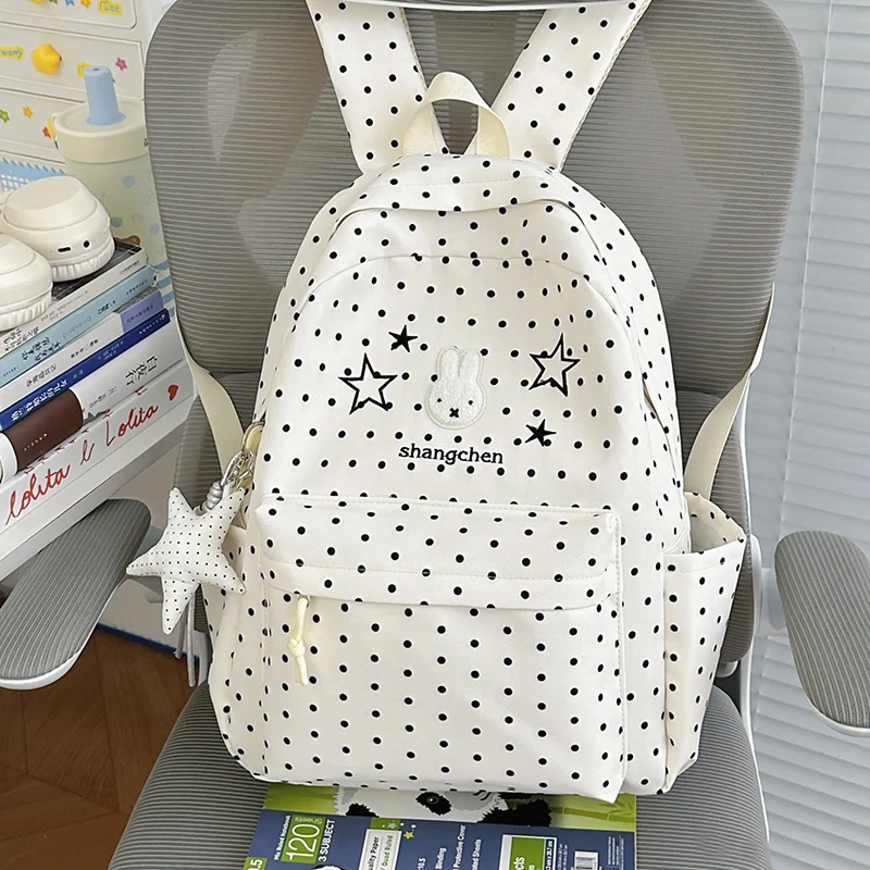 Verspielt gepunkteter Rucksack mit Hasenmotiv Karnz
