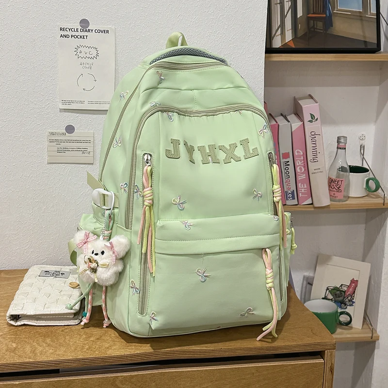 Dekorativer gestickter Rucksack Karnz