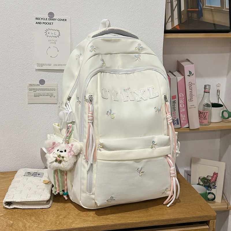 Dekorativer gestickter Rucksack Karnz