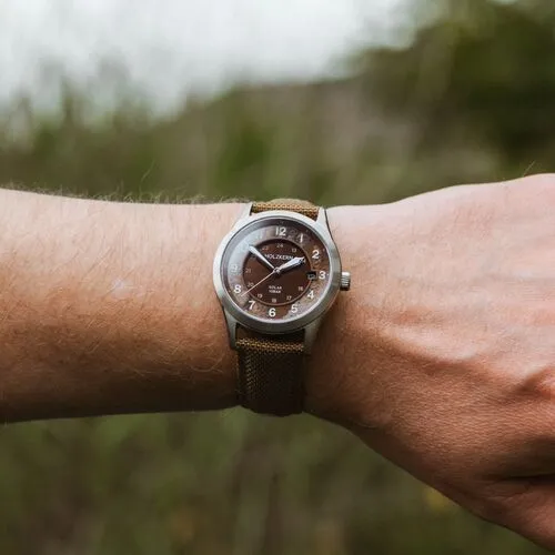 Holzkern Wildlight Armbanduhr Moosgrün & Gold • Solaruhrwerk • Echtes Moos im Zifferblatt